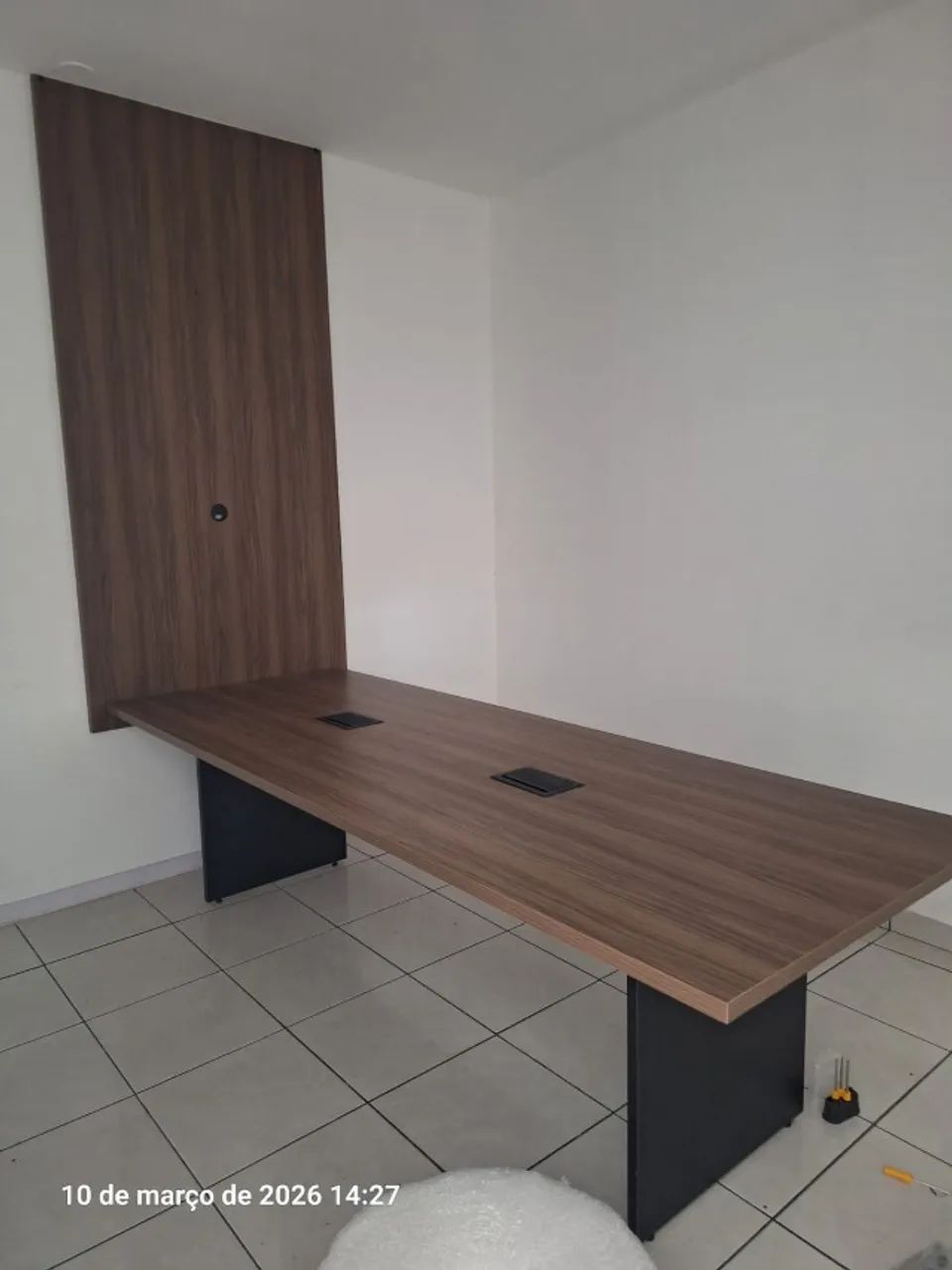 Mesa de escritório com painel de parede433925553747415042
