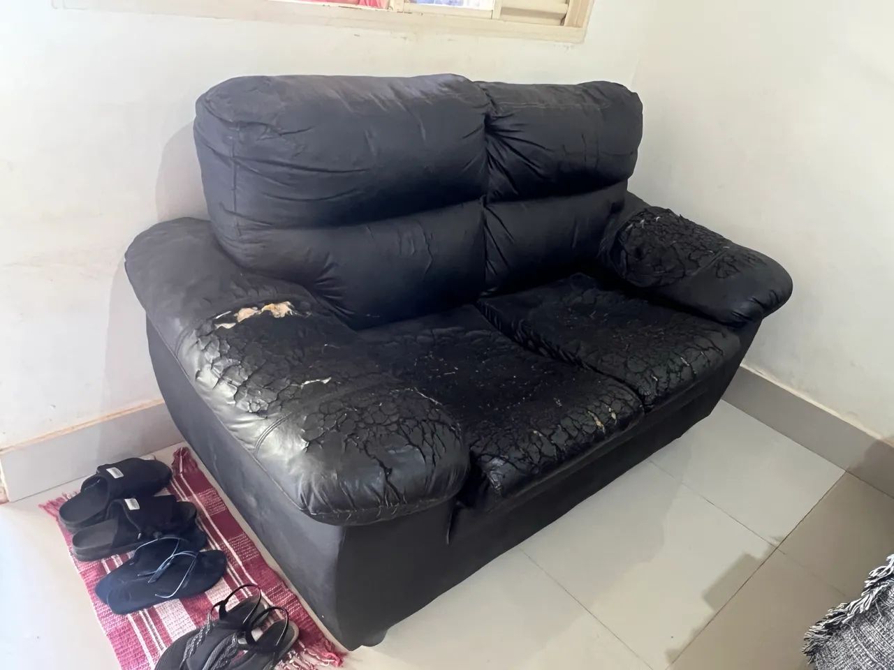 Sofá de couro 2 e 3 lugares preto usado  - Foto 5