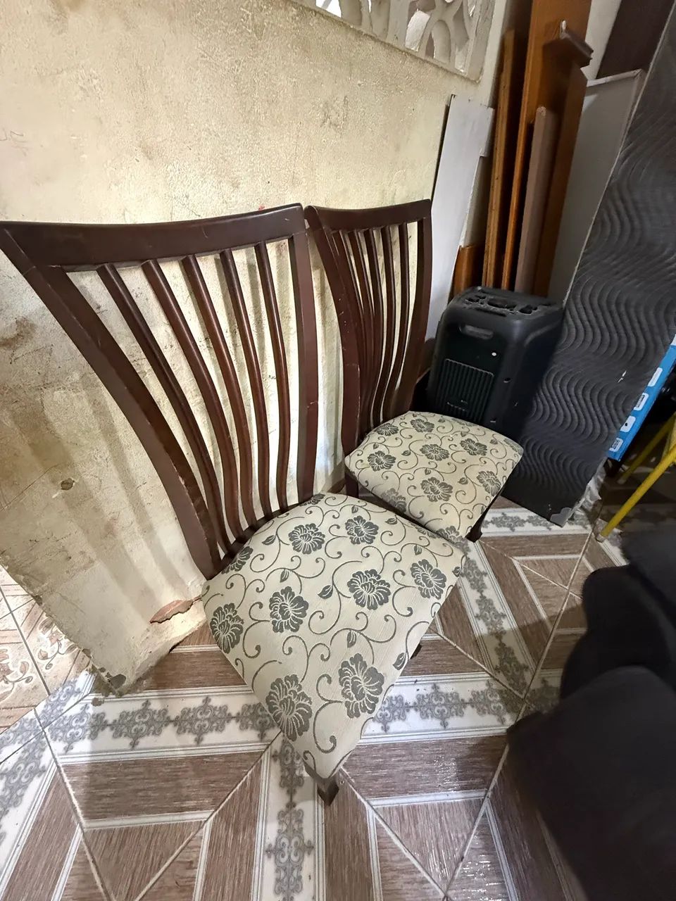 Cadeira de madeira 4 unidades!! Cada uma é 100já é o menor valor  - Foto 2
