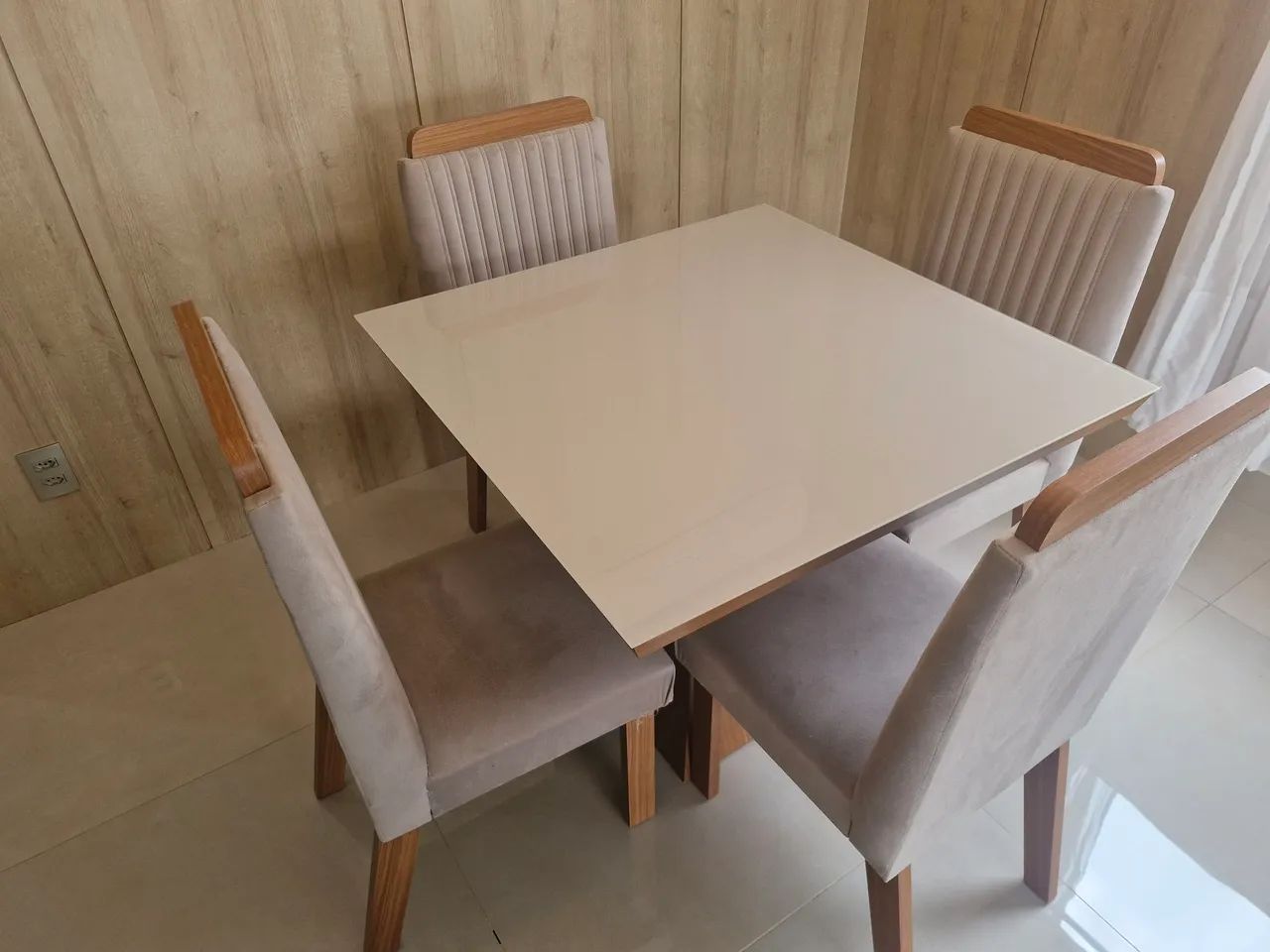 Mesa (90x90) + 4 cadeiras 