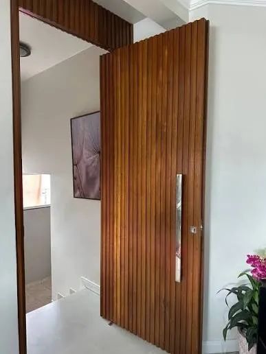 Porta Ripada de Madeira 