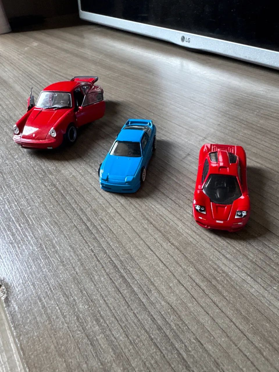 2 hotwheels + 1 miniatura Porsche  - Foto 2