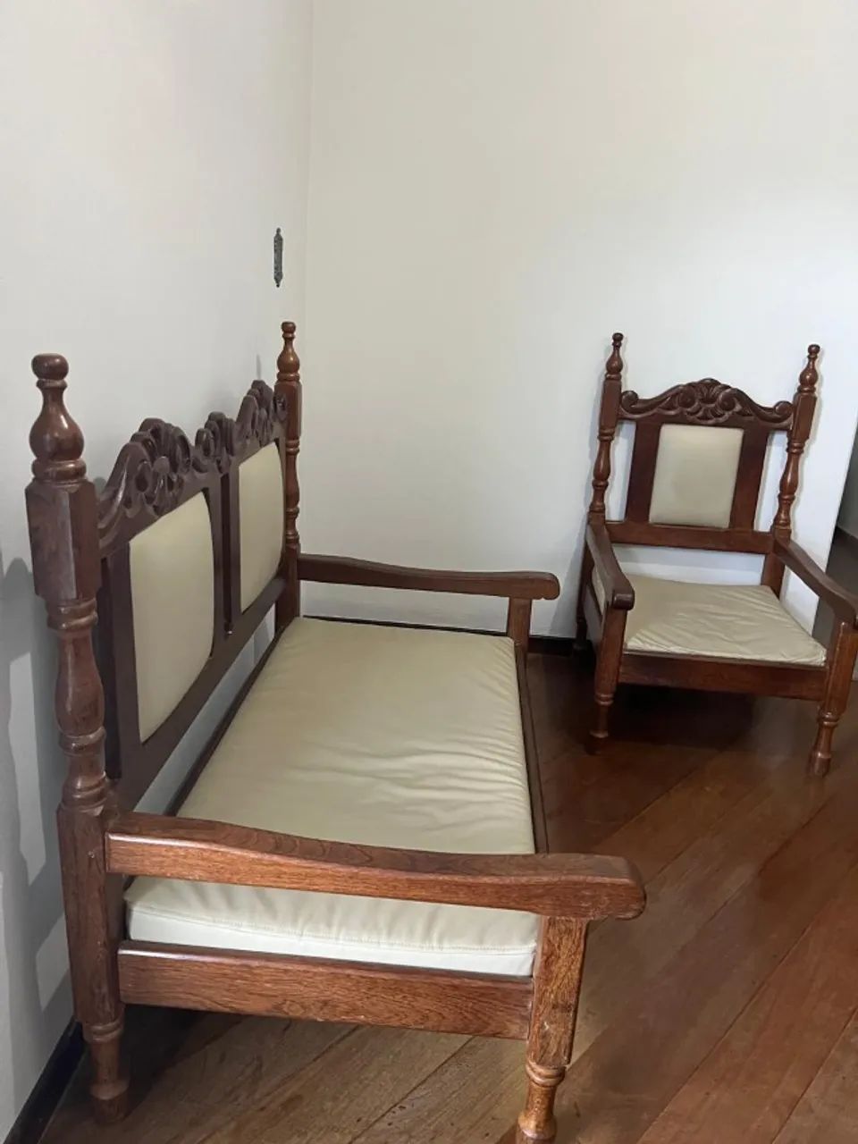Sofá madeira maciça com almofadas