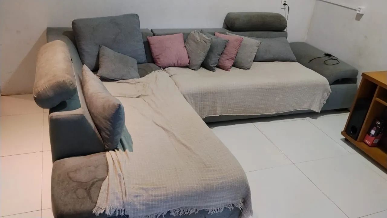 Sofá de canto grande e espaçoso 