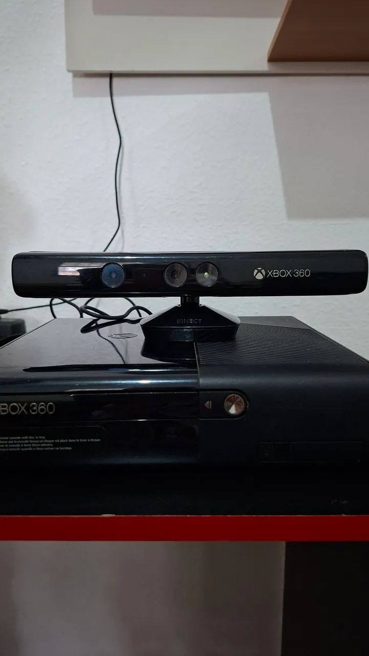 Xbox 360 Super Slim + Kinect + Jogos de brinde