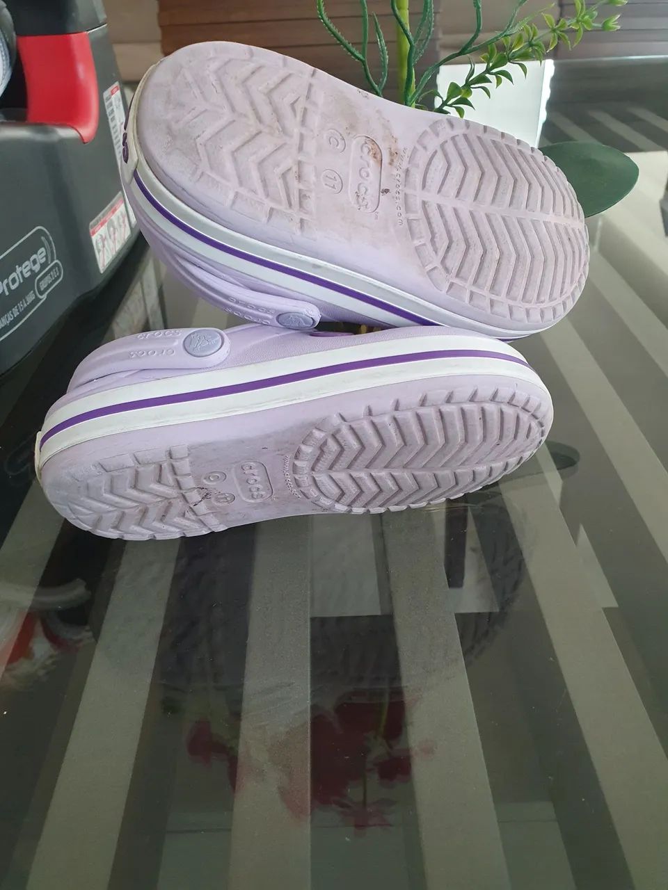 Crocs roxo tam C11, equivale tam 29. - Foto 3