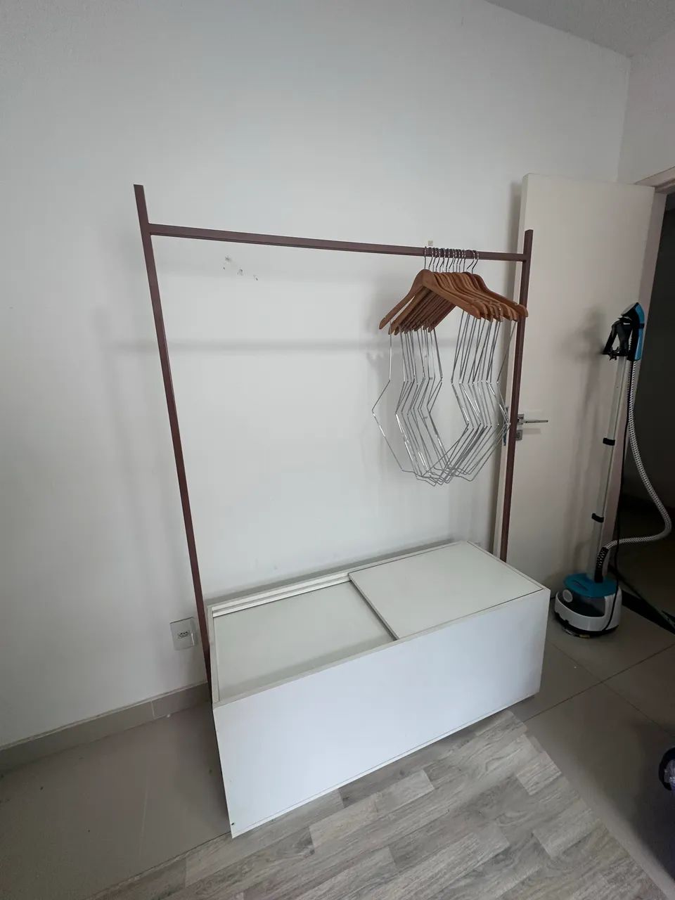 Baú com arara para loja 