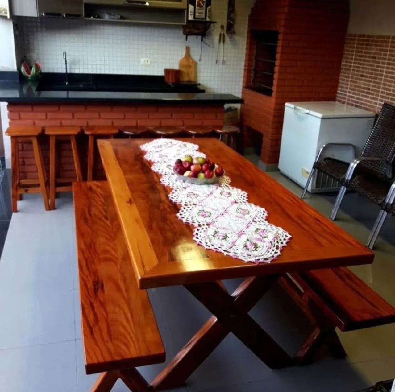 Mesa de peroba Rosa com 2 bancos  - Foto 2