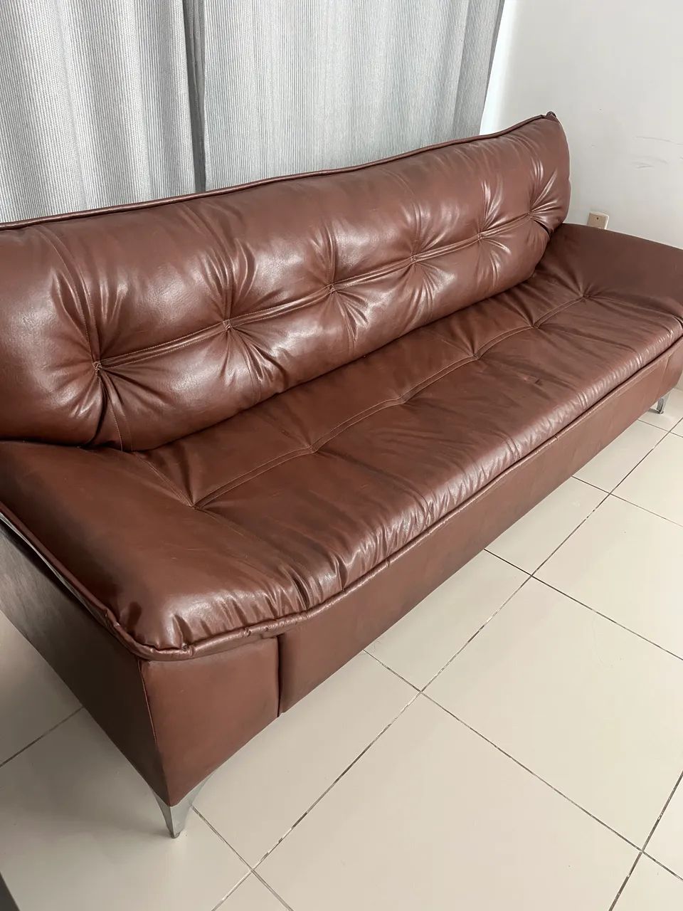 Sofá 4 lugares marrom