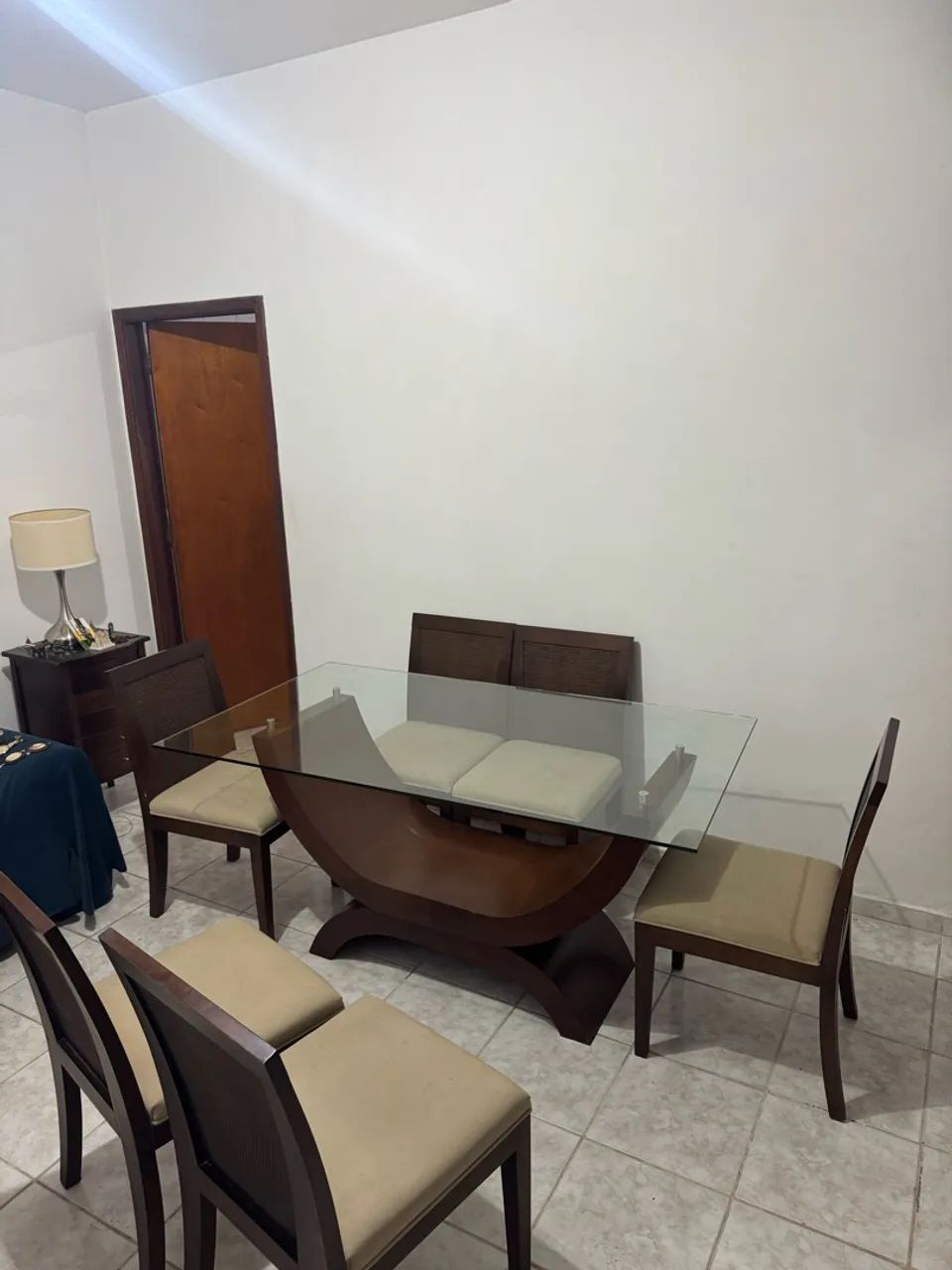 Mesa TAMPO DE VIDRO COM 4 CADEIRAS MADEIRA MACIÇA  - Foto 5