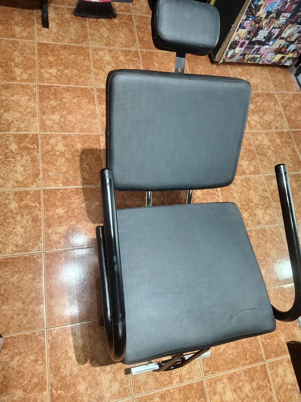 Cadeira de cabeleireiro/ barbeiro reclinável  - Foto 4