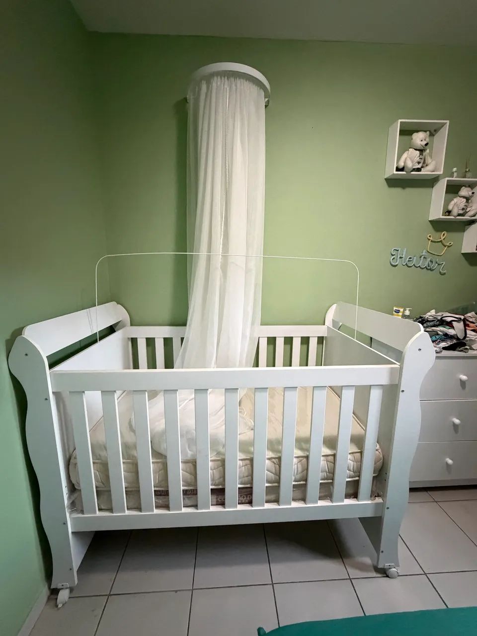 Berço branco em ótimo estado - completo com colchão e mosquiteiro - Foto 2