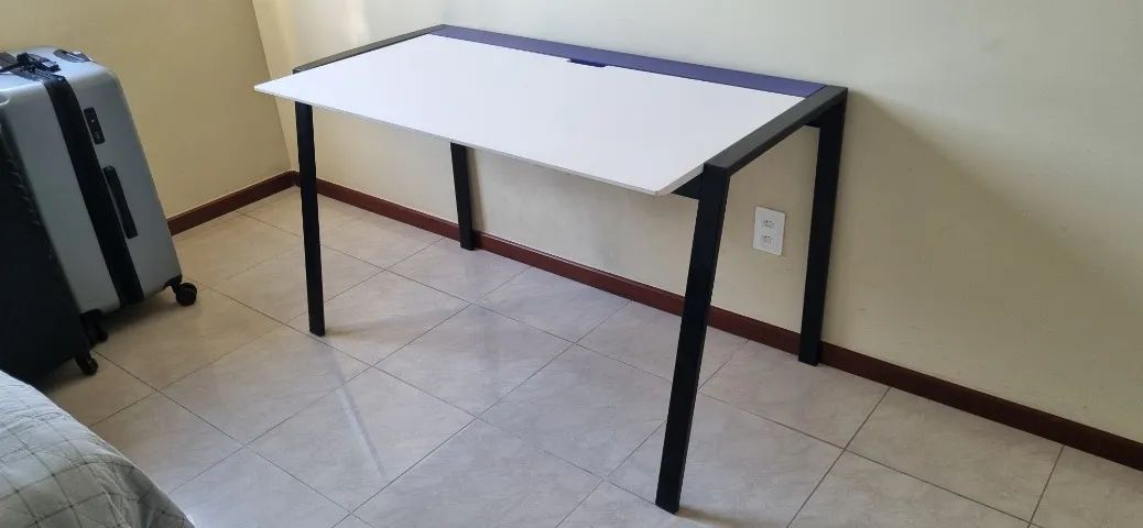 Mesa para Trabalho/Estudo em Madeira