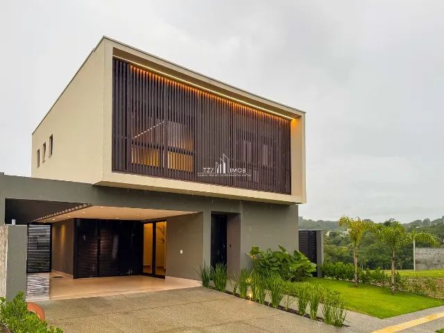 Sobrado com 3 suites plenas, sendo a master com espaço de closet e sacada, localizada no C
