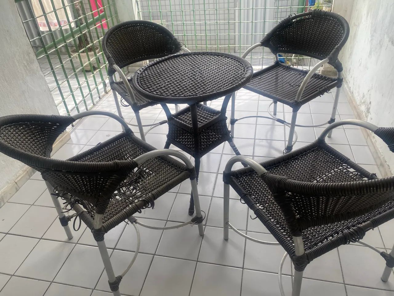 Conjunto de centro e cadeiras  - Foto 2