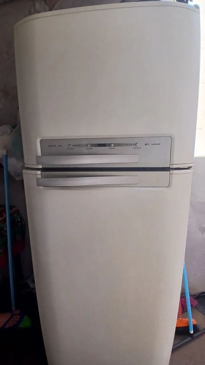 Vendo geladeira,  precisa de reparos. - Foto 2