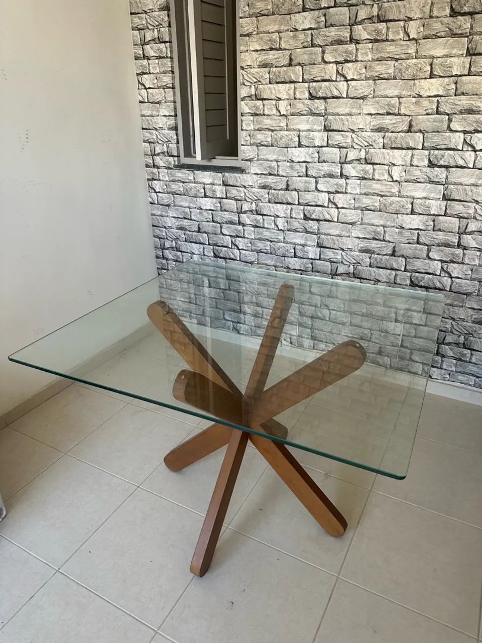 Mesa madeira maciça com vidro - Tokstok - Foto 2
