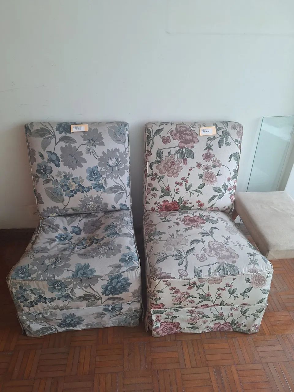Poltronas forradas de tecido