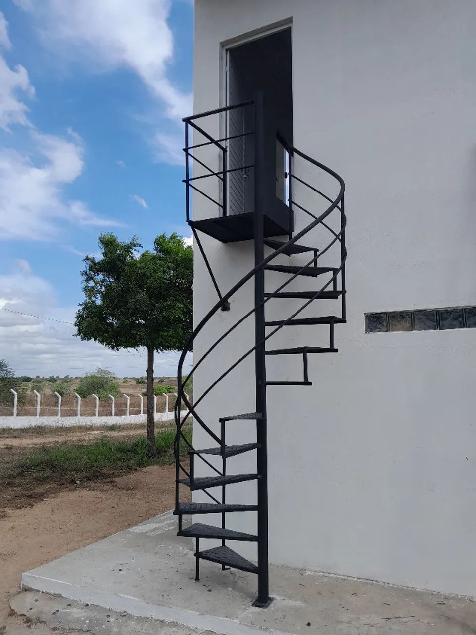 ESCADA CARACOL EM FERRO REFORÇADO MODERNO E SOFISTICADO - Foto 5