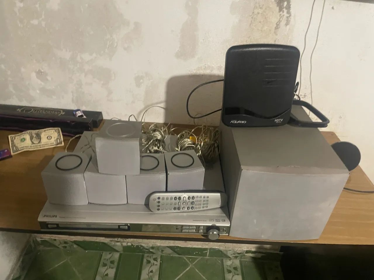 Vendo projetor unic  projeção até 120 polegadas e home theater 5.1 Philips  - Foto 4