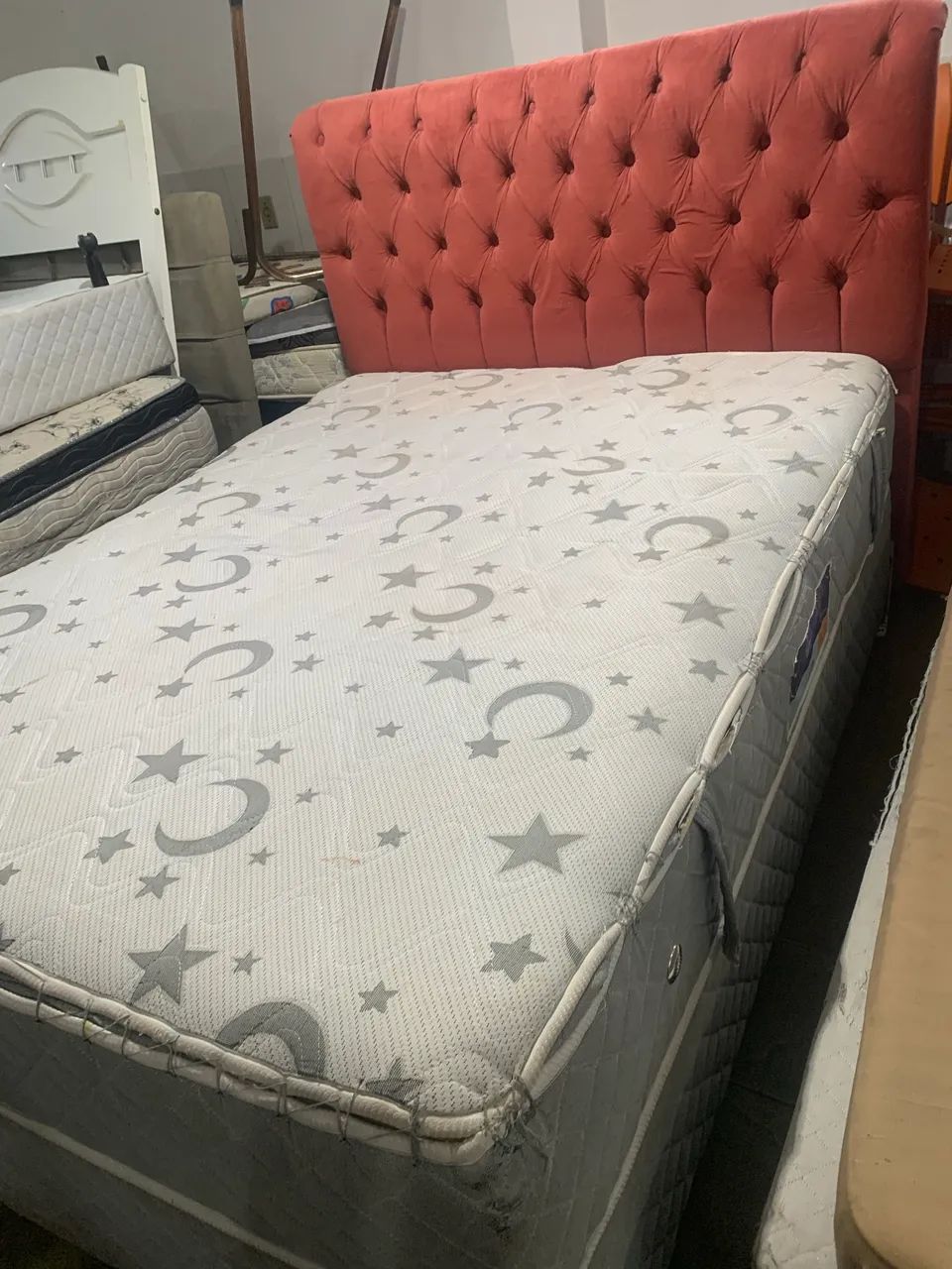 CAMA DE CASAL COM CABECEIRA VERMELHA  - Foto 2