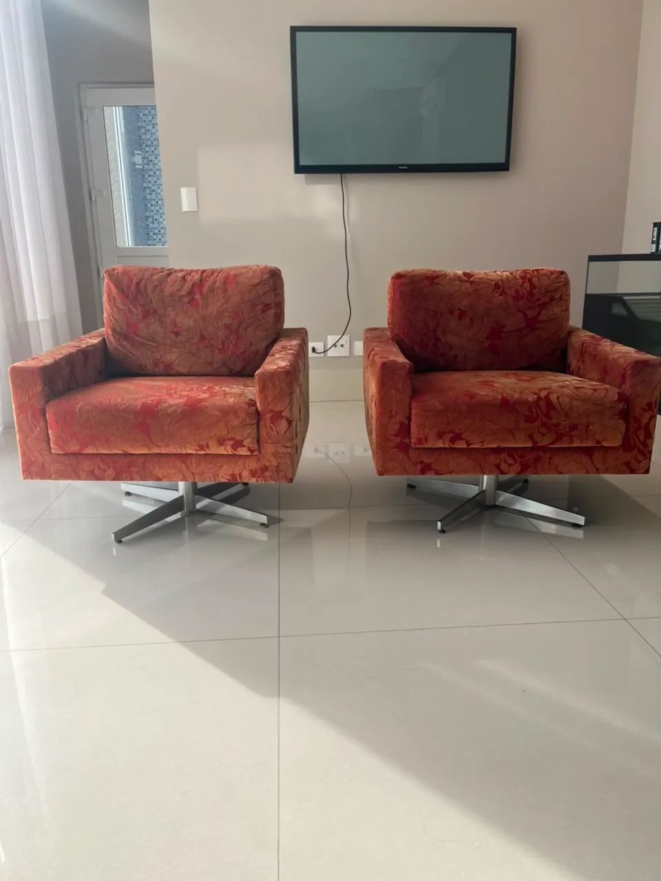 Par de Poltronas Giratórias de Design - Excelente Estado - Foto 2