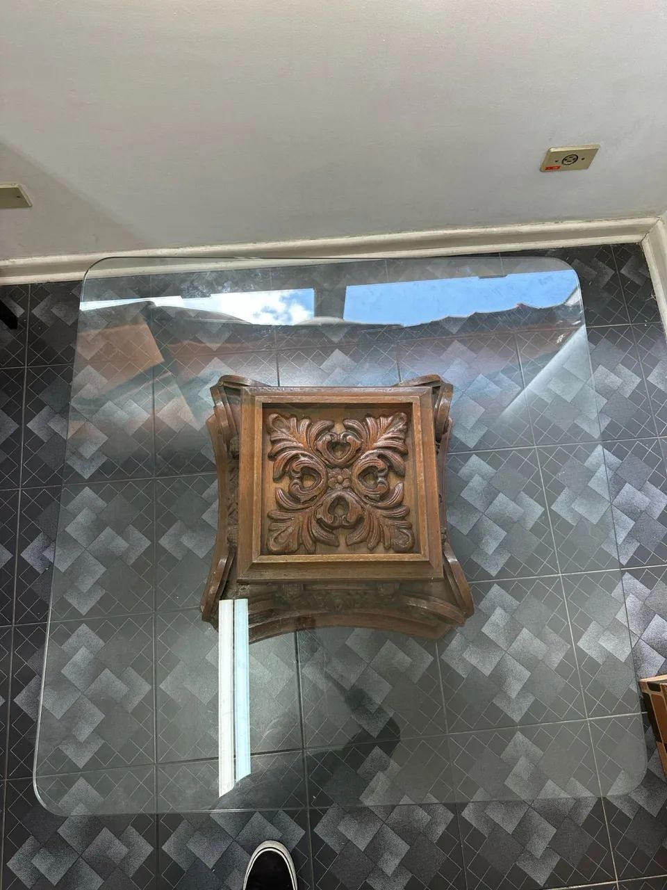 Linda mesa central em madeira maciça com tampo de vidro - Foto 4