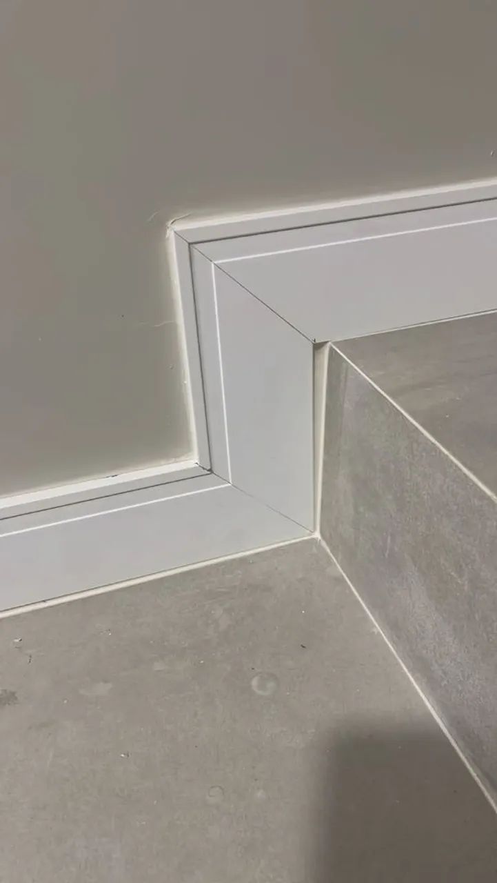 Pessoa para trabalhar com acabamento na instalação de portas e rodapés.