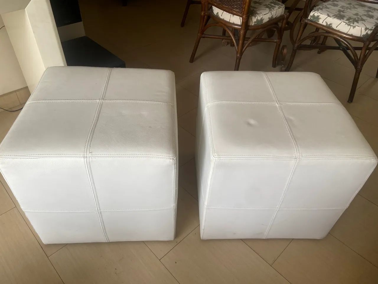 Banquetas de couro com rodízio 
