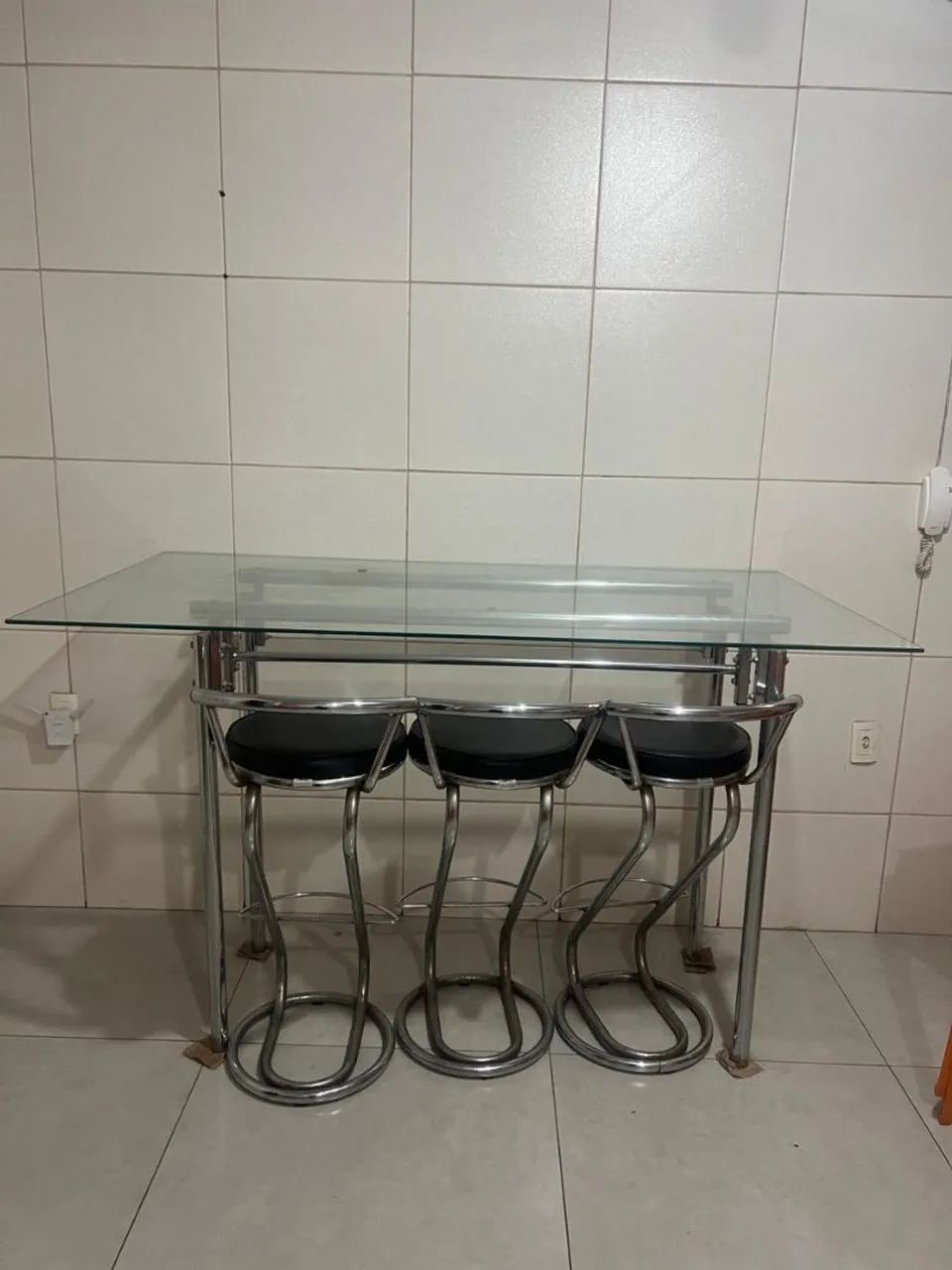 Mesa de vidro + banquetas. 