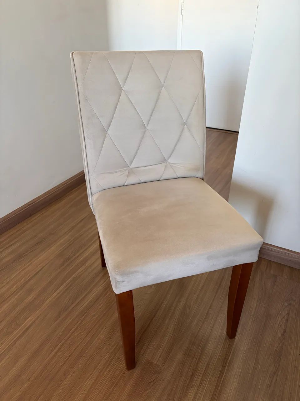 Cadeiras e mesa de jantar com tampo de vidro e pés de madeira  - Foto 2