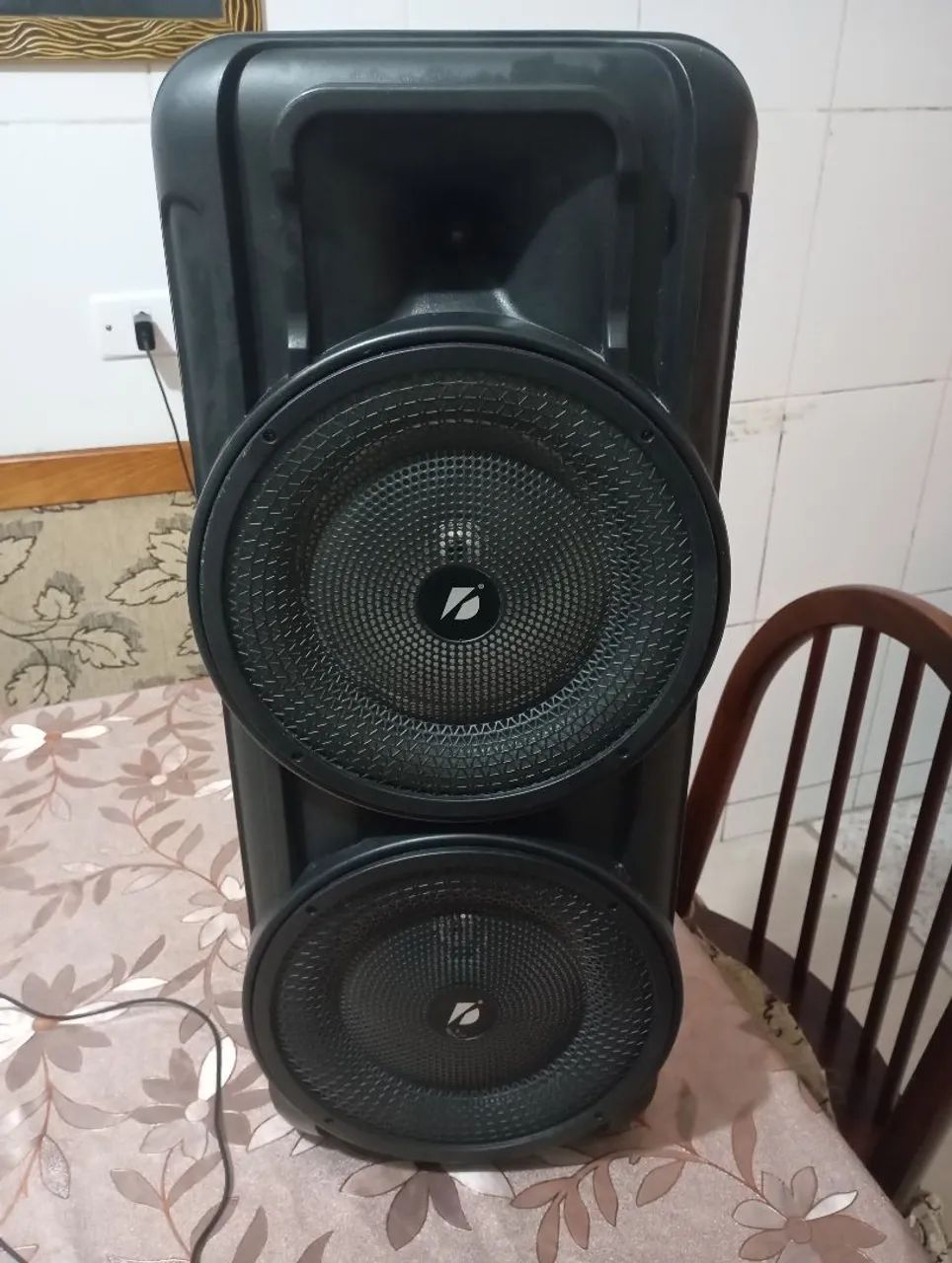Caixa de som com bluetooth em bom estado de conservação 
