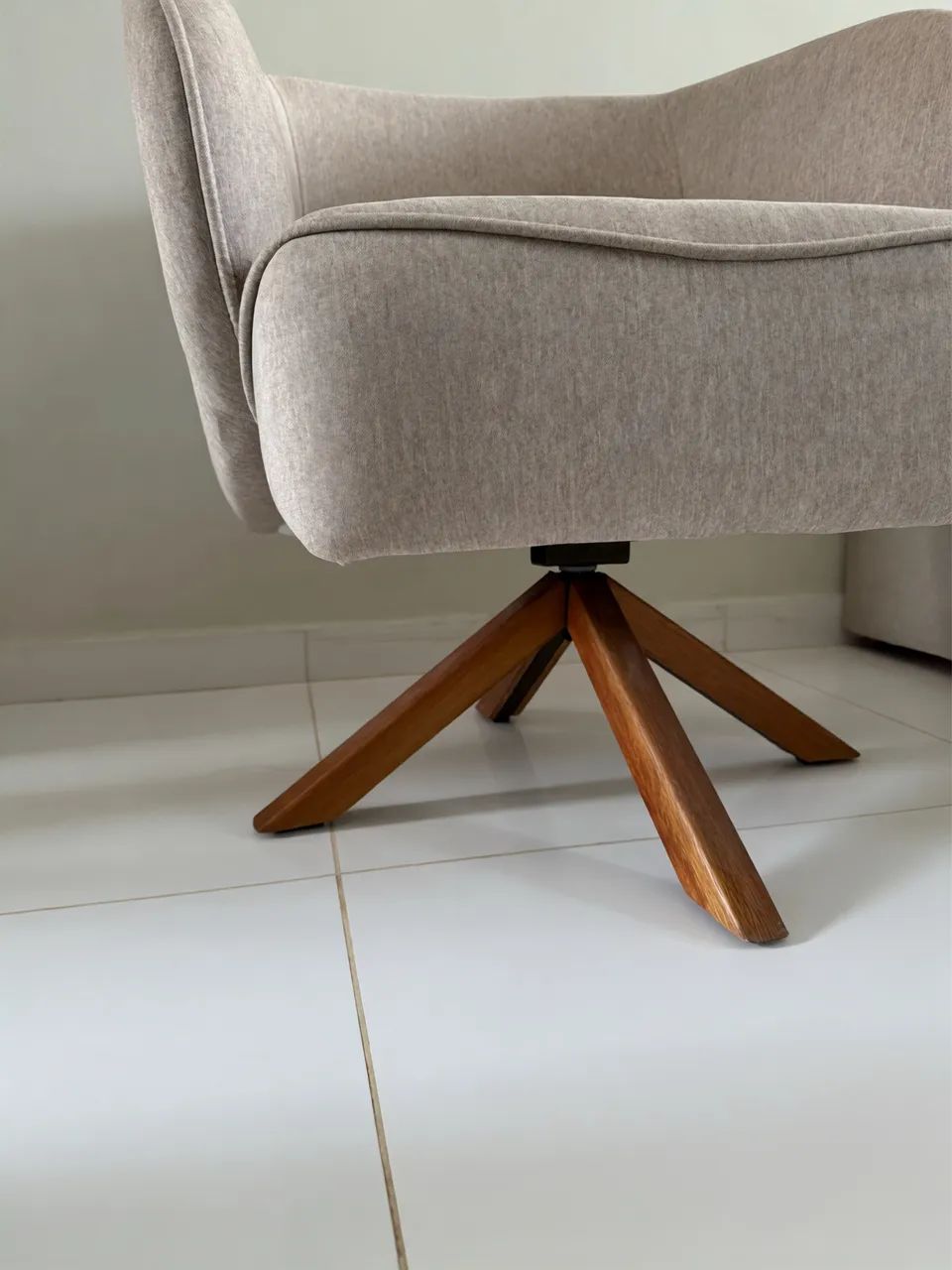 Vendo 2 Poltronas Giratória em Linho - Alto Padrão - Foto 3