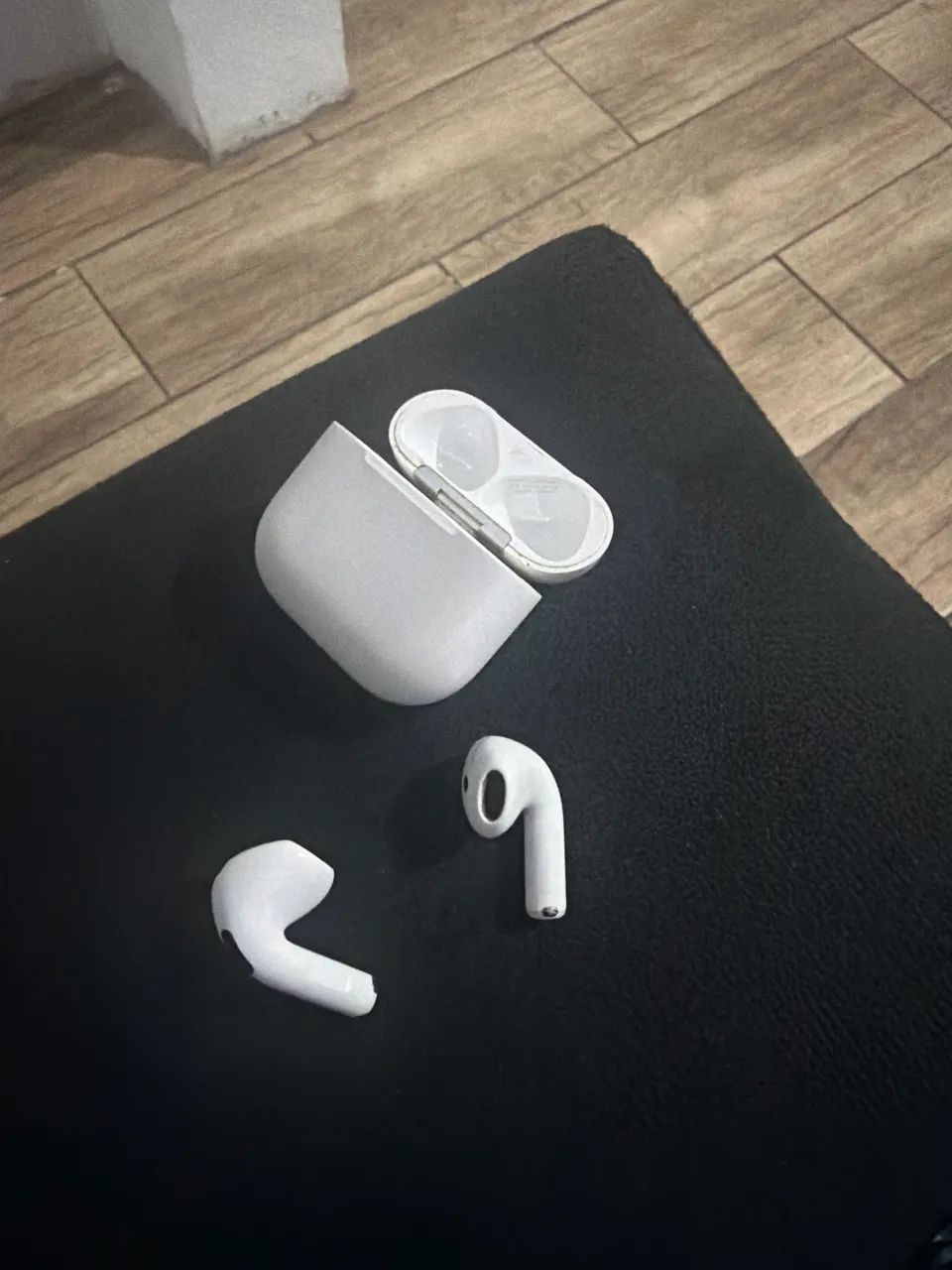 Fone AirPods 4 com cancelamento de ruído  - Foto 4