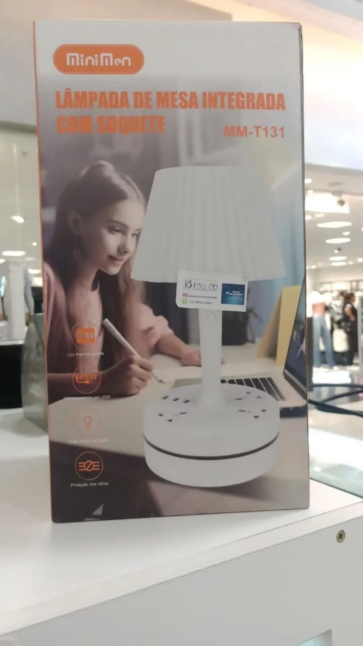 Abajur com pontos de tomada e entrada USB 