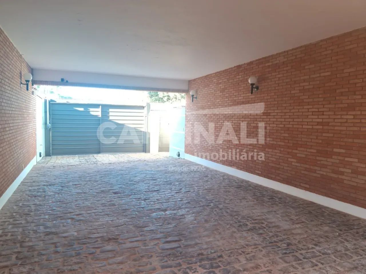 Casa com localização privilegiada, com 04 suites.