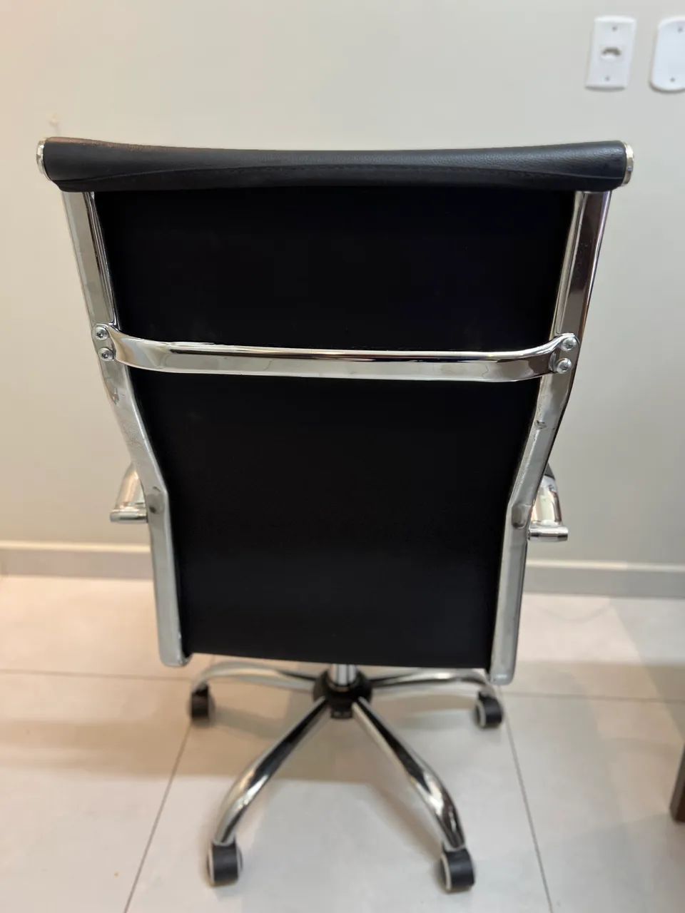 Cadeira De Escritório Presidente Ergonômica Base Cromada Giratória - Foto 2