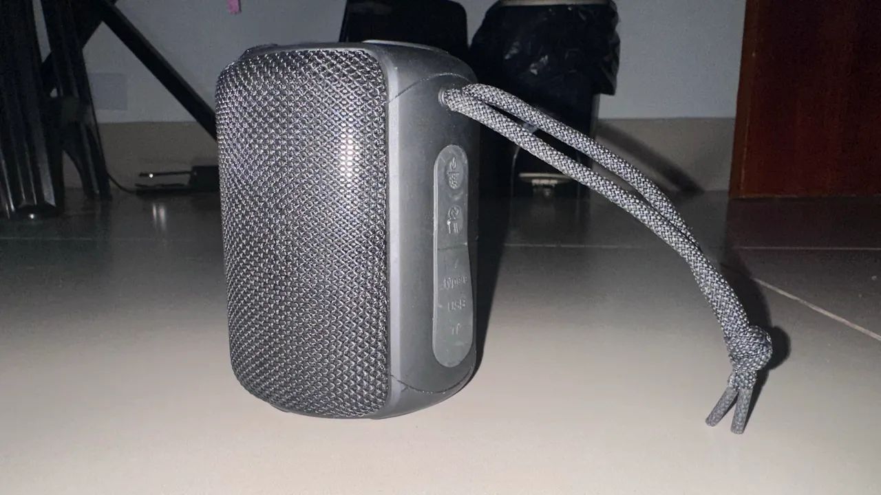 Caixa de som portátil com Bluetooth Kapbom, modelo KA-8778, resistente à água e com led - Foto 3
