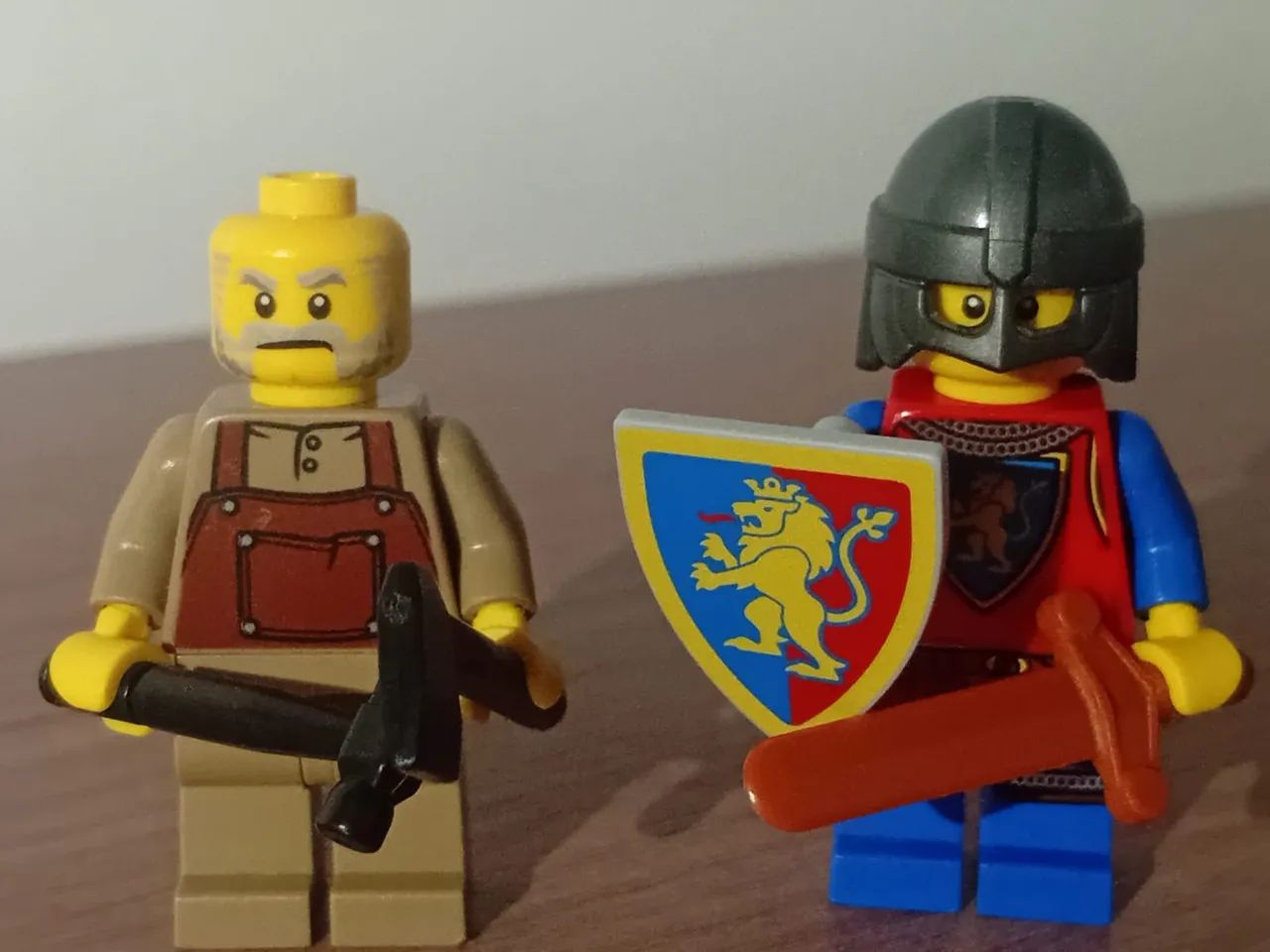 LEGO soldado Medieval, Ferreiro e cachorro - Foto 2
