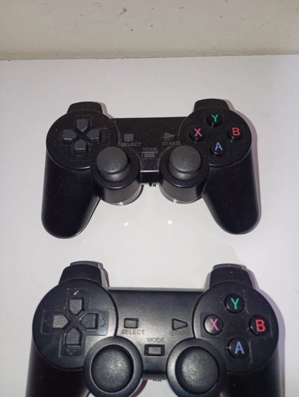 Videogame game stick vem com dois controles e