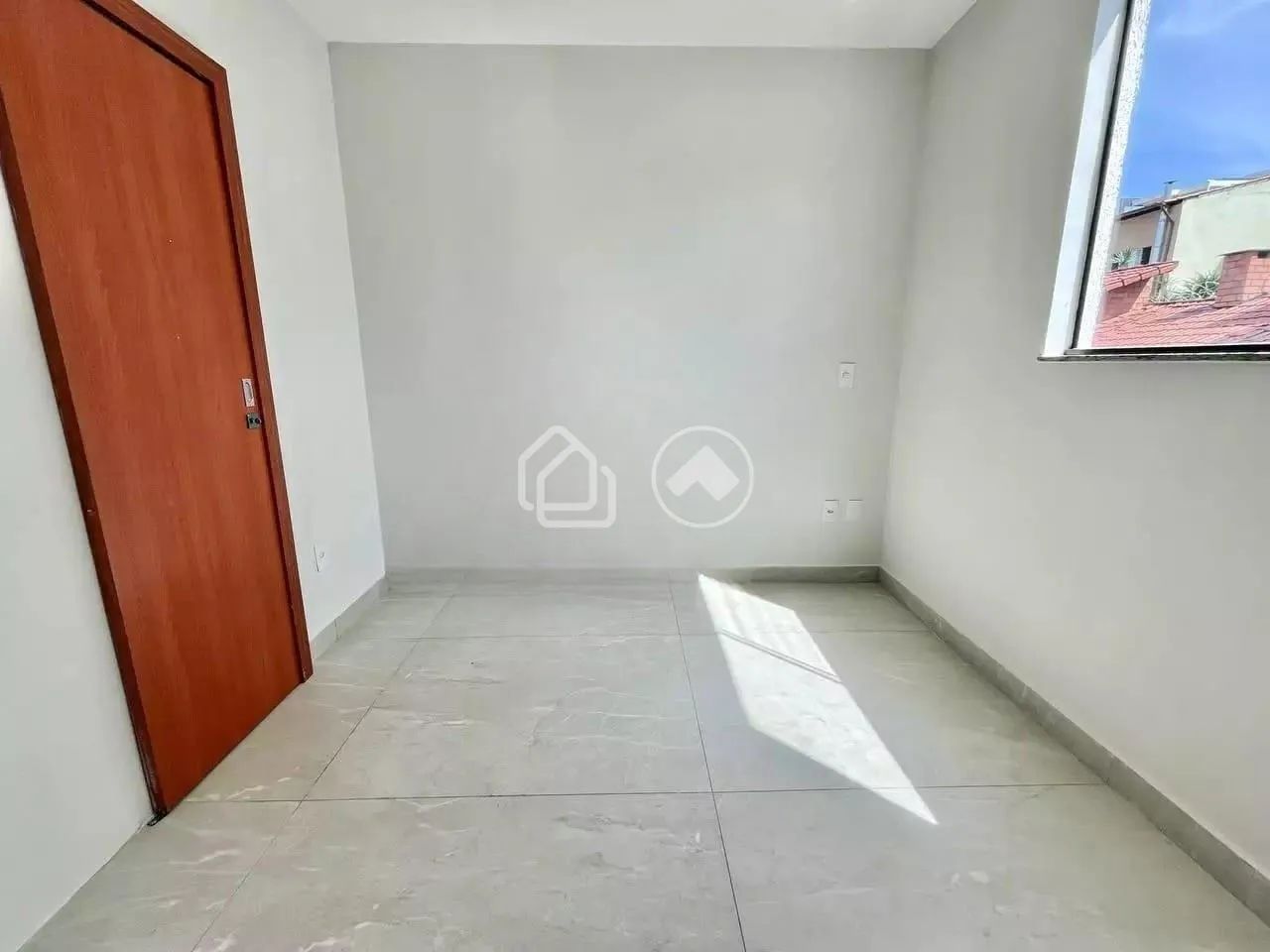 Casa Geminada Triplex de Alto Padrão no Planalto  3 Quartos, 4 Vagas! - Foto 3