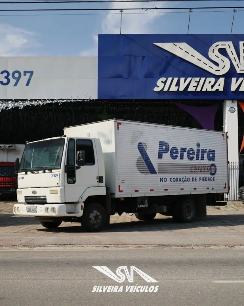 Ford Cargo 712 - Ano: 2011 - Baú