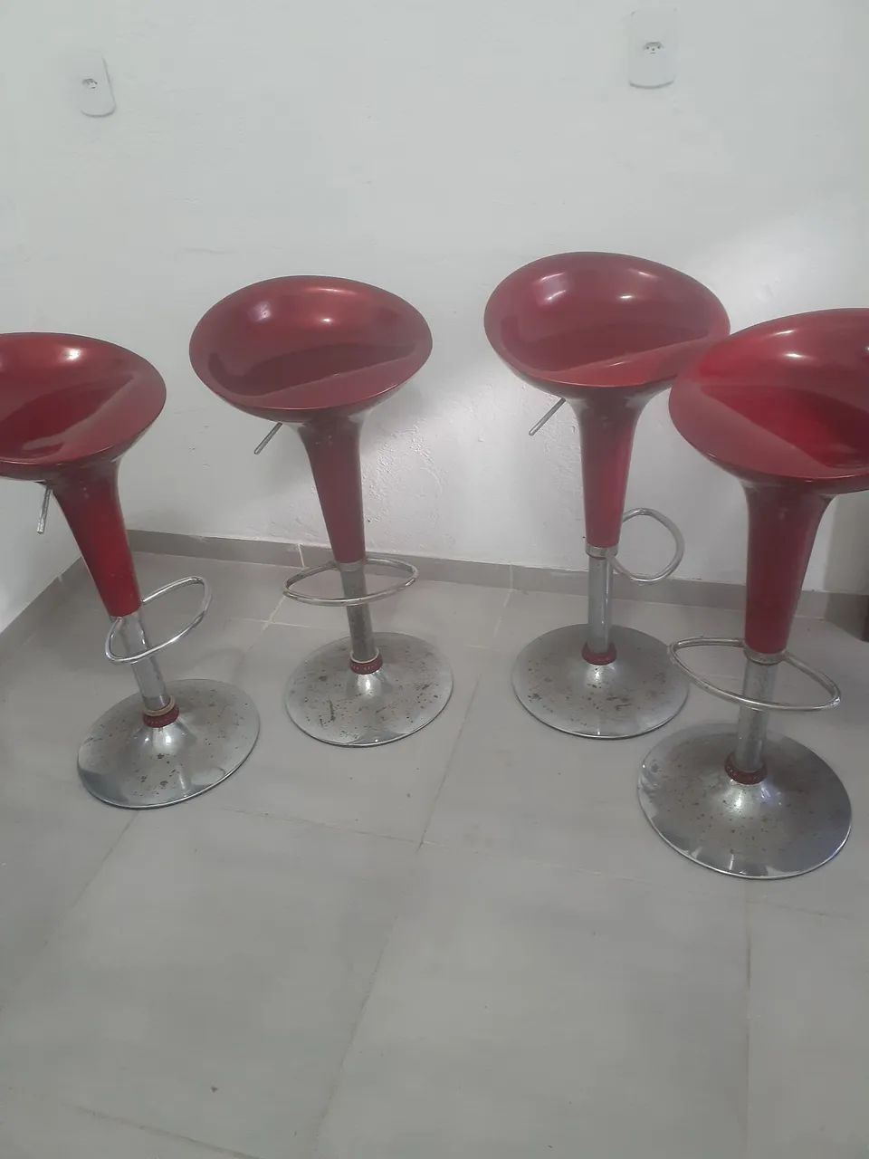 VENDO.   BANQUETAS..  ..MAIS  MESA  BISTRÔ. 