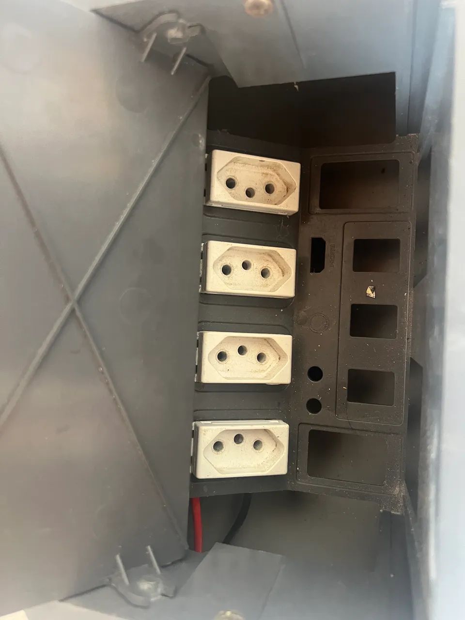 Mesa com 4 tomadas embutidas - Foto 2