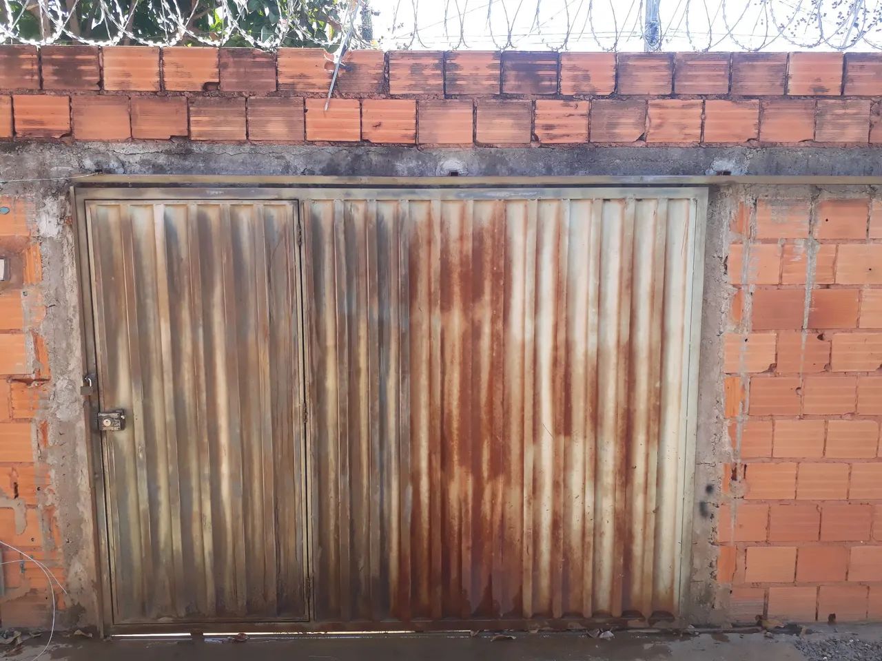 Pintor de portão.