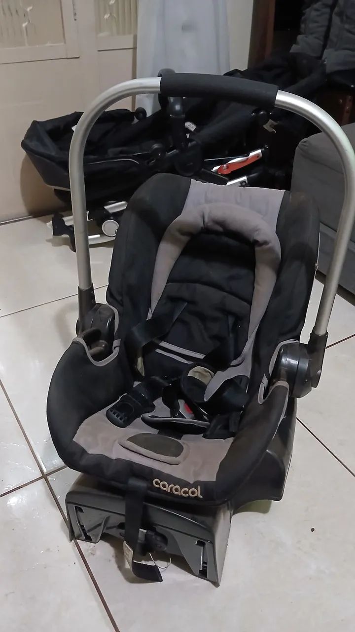 Vendo carrinho de bebê,  em ótima conservação,  muito prático pra montar e desmontar. - Foto 6