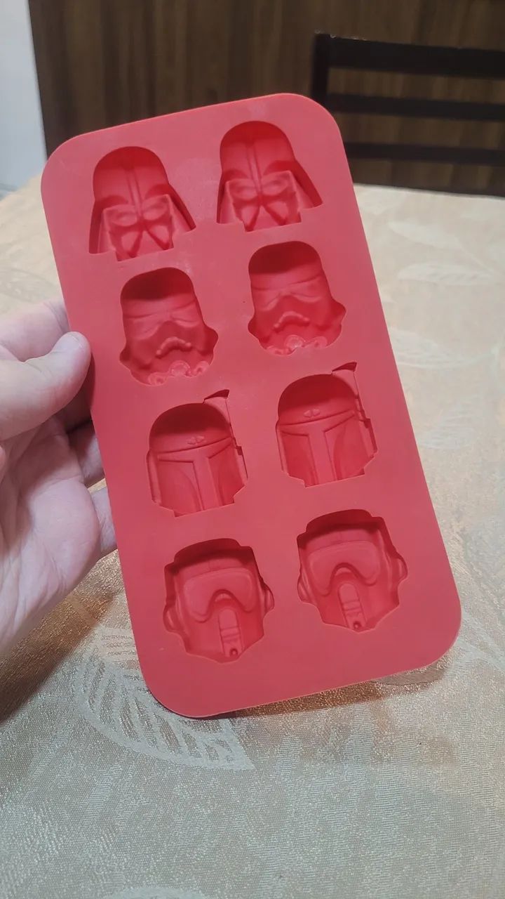Bandeja de silicone vermelha com moldes de capacetes de personagens de Star Wars  - Foto 2