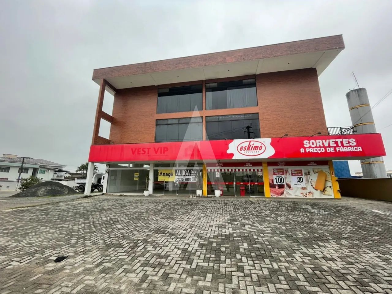 Sala comercial no Vila Nova com 280m², vitrine ampla e 3 vagas. - Foto 2