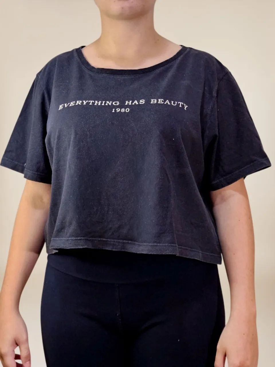 Camiseta cropped estampada preta tam GG