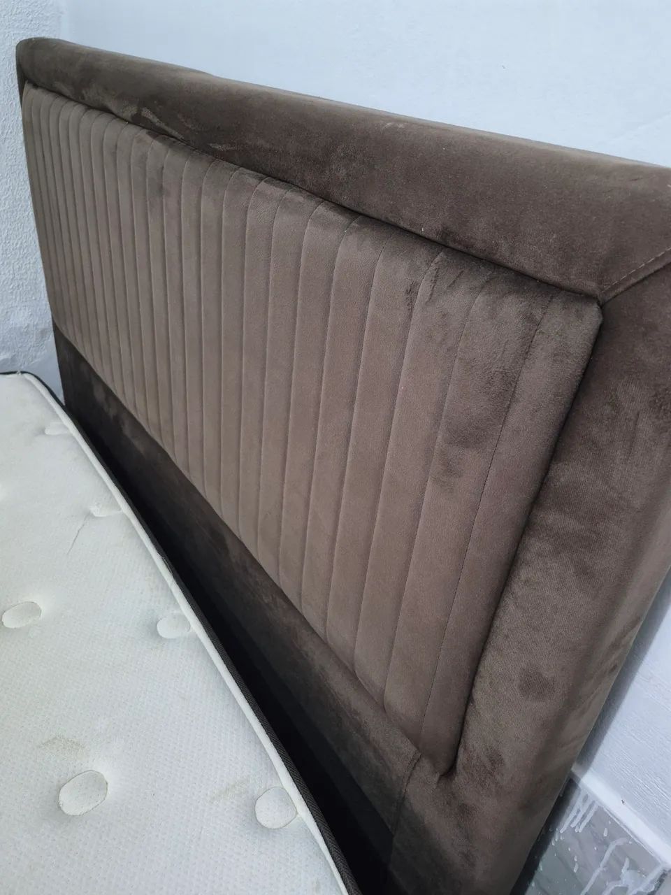 Vende-se uma box com colchão e cabeceira 